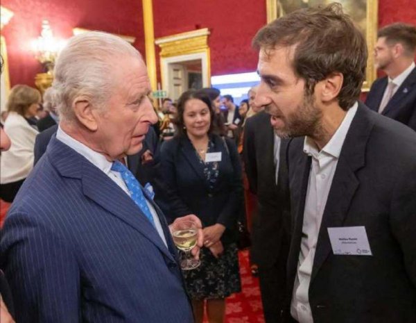 沪深投 退役6年 41岁前阿森纳中场变大富豪：资产超100亿镑 会见英国国王